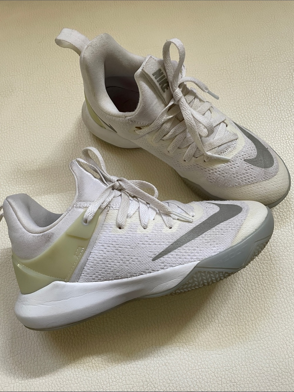 Nike women’s zoom shift basketball shoes 7.5 white & cream
